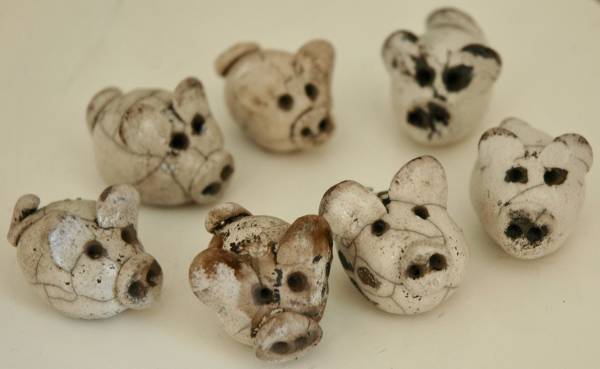 - a Ceramic by Jo Coffey, measuring 3 x 2 cm (H x W) £8